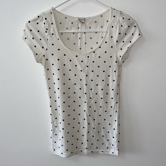 FOREVER 21 FITTED WHITE & NAVY POLKA DOT TEE - Picture 1 of 5